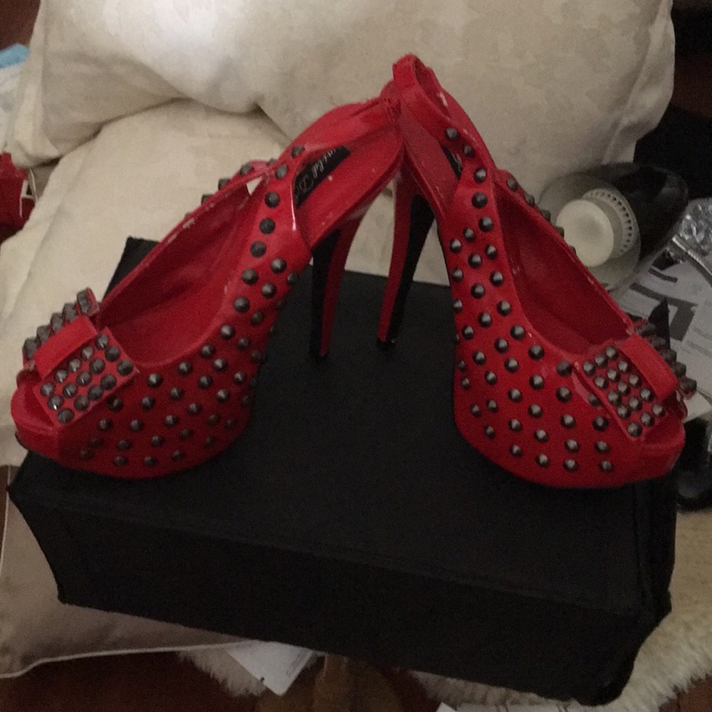 WILD DNA NEW STUDDED PATENT LEATHER SLINGBACK HEEL